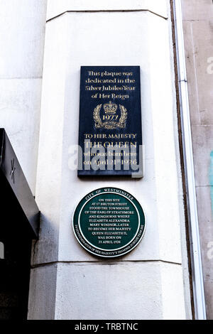 Green Diamond Jubilee Plaque und Silver Jubilee Plakette an der Fassade der Königin Elisabeth II. Geburtsort, London, UK Stockfoto