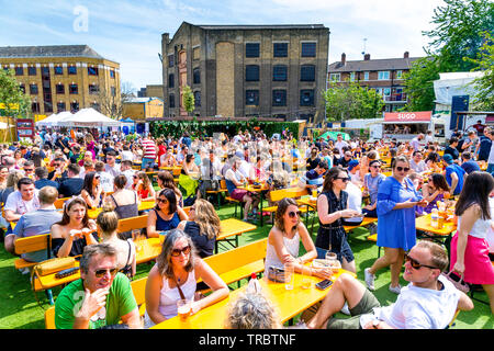 Die Menschen essen Essig Hof Essen und Flohmarkt an einem heissen Sommertag, St Thomas Street, London, UK Stockfoto