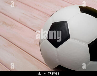 Fußball oder Football auf rosa Holzboden Stockfoto