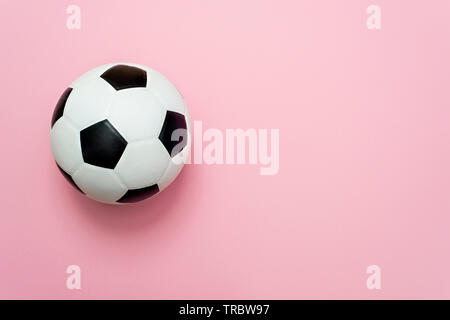 Fußball oder Football auf rosa Hintergrund Stockfoto