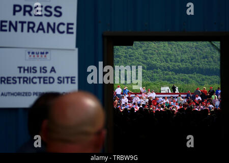 Anhänger Warten für uns Präsident Donald J. Trumpf Ankunft an einem maga Rallye in Montoursville, PA am 20. Mai. Stockfoto