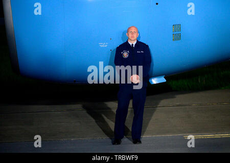 Luft Mobilität Befehl des 89th Airlift Wing persönlichen stand Guard als US-Präsident Donald J. Trumpf Boards ein C-32 Air Force One Stockfoto