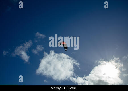 Kitesurfing Kite gegen den Himmel gesehen. Stockfoto