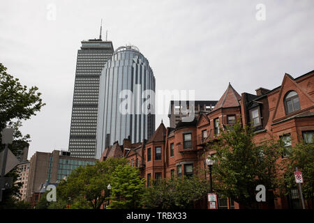 Die aufsichtsrechtlichen Gebäude und Wolkenkratzer 111 Huntington Avenue blicken auf den backsteingebäuden der Back Bay in Boston, Massachusetts, USA. Stockfoto