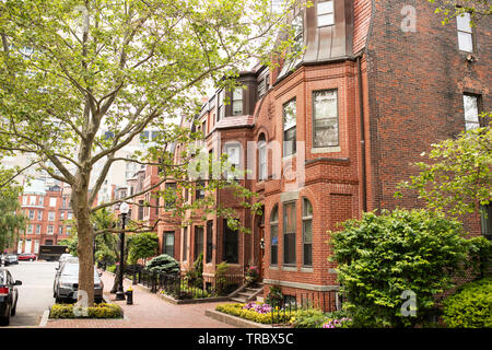 Brownstones säumen die Straßen in der Nähe der südwestlicher Korridor Park in der Back Bay von Boston, Massachusetts, USA. Stockfoto