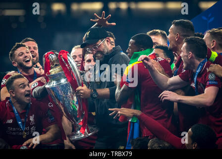 Liverpool Manager Jürgen Klopp mit dem Gewinnen Trophäe während der UEFA Champions League Finale zwischen den Tottenham Hotspur und Liverpool an der Metropo Stockfoto