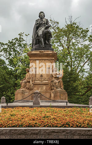 Blumen und das Denkmal mit der Statue von Joost Van Den Vondel Park in Amsterdam. Stadt mit riesigen kulturelle Aktivität, Kanäle und Brücken in den Niederlanden. Stockfoto