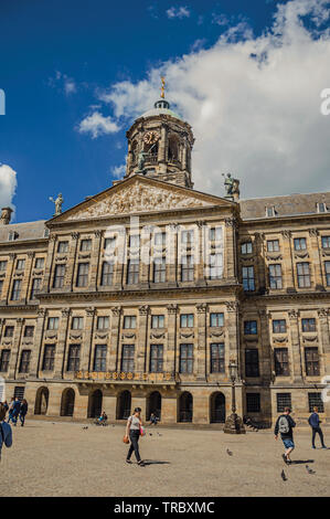 Platz und Leute vor dem Königlichen Palast von Amsterdam. Stadt mit riesigen kulturelle Aktivität, Kanäle und Brücken in den Niederlanden. Stockfoto