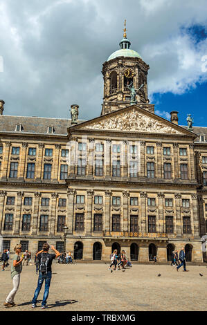 Platz und Leute vor dem Königlichen Palast von Amsterdam. Stadt mit riesigen kulturelle Aktivität, Kanäle und Brücken in den Niederlanden. Stockfoto