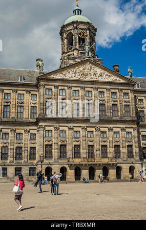 Platz und Leute vor dem Königlichen Palast von Amsterdam. Stadt mit riesigen kulturelle Aktivität, Kanäle und Brücken in den Niederlanden. Stockfoto