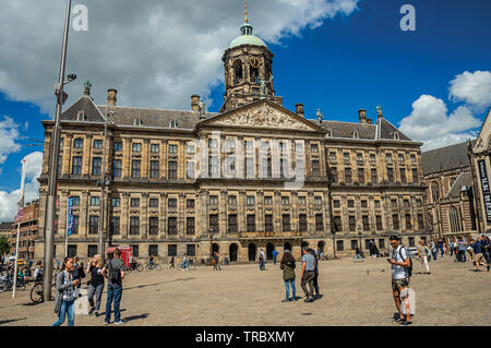 Platz und Leute vor dem Königlichen Palast von Amsterdam. Stadt mit riesigen kulturelle Aktivität, Kanäle und Brücken in den Niederlanden. Stockfoto