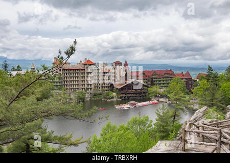 Blick auf die historische Mohonk Mountain House von einem der vielen Wanderwege auf dem Grundstück. Stockfoto