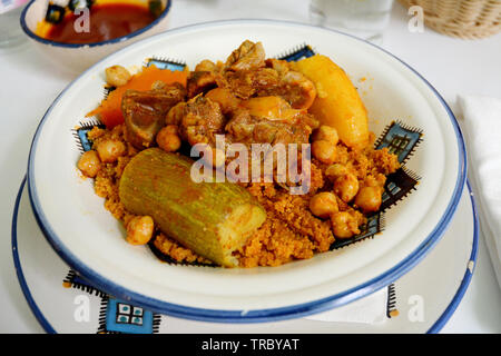 Ein traditioneller Nordafrikanischer Schüssel Couscous mit Lamm, Kichererbsen und Gemüse, serviert in einem Restaurant in der Medina von Tunis, Tunesien. Stockfoto