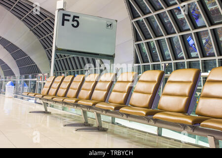 Die leeren Flughafen Terminal Wartebereich mit Stühlen Stockfoto