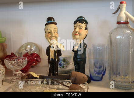 Laurel und Hardy keramische Figuren auf dem Regal in der Liebe Antique Shop angezeigt, Erinnerungsstücke aus der Welt des Films Stockfoto