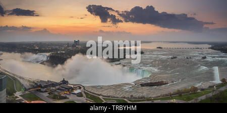 Panorama Aussicht auf die Niagara Fälle aus Kanada mit wunderschönen Sonnenaufgang Stockfoto