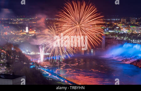 Niagara Falls, Kanada - 18-2019. Feuerwerk und bunten Lichtern beleuchtet die Wasserfälle von Niagara Falls. Stockfoto