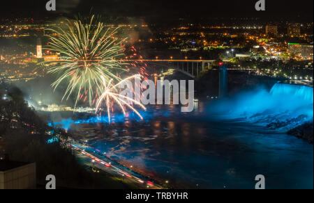 Niagara Falls, Kanada - 18-2019. Feuerwerk und bunten Lichtern beleuchtet die Wasserfälle von Niagara Falls. Stockfoto