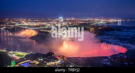Bunte Lichter leuchtet das Wasser fällt auf Niagara Falls am Abend. Stockfoto