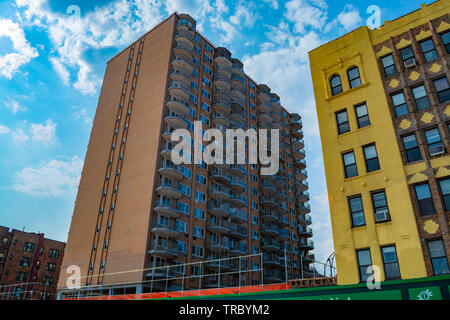 Hohes Wohngebäude am Meer und blauem Himmel, in Brooklyn auf Coney Island. Stockfoto