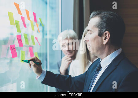 Gruppe von Geschäftsleuten Brainstorming Ideen. Unternehmer, die einen ständigen Konferenz Diskutieren von Ideen Strategie Planung Problem Lösung Konzept Stockfoto