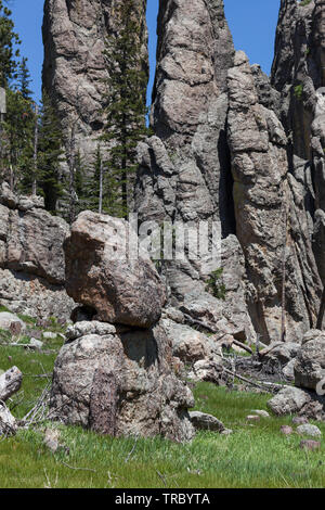 Natürliche Formationen von gestapelt und erodierten Granit in der Kathedrale Abschnitt Türme der Custer State Park in South Dakota. Stockfoto