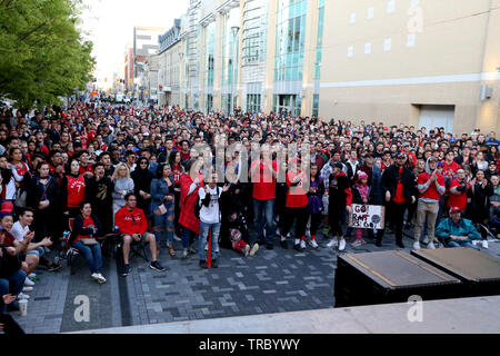 Fans sand Kopf nach unten zu Jurassic Park in der Innenstadt von London Ontario auf der Toronto Raptors für Spiel 2 der NBA Endrunden zu erfreuen. Stockfoto