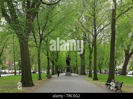Boston, Massachusetts - 23. Mai 2019: General John Glover Monument entlang der Commonwealth Avenue Mall Stockfoto