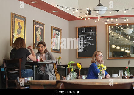 Boston, Massachusetts - 23. Mai 2019: panificio Bistro & Bäckerei auf dem Beacon Hill. Die Menschen essen, schöner Blick, und Gespräch in der kleinen Caf Stockfoto
