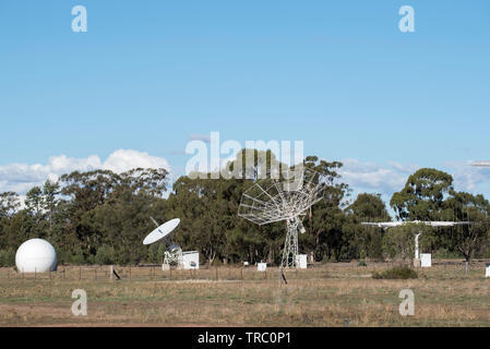 Kleinere zusätzliche Teleskope bei den Australian Telescope Compact Array, Paul Wild Observatorium in der Nähe von Surat in NSW, Australien Stockfoto