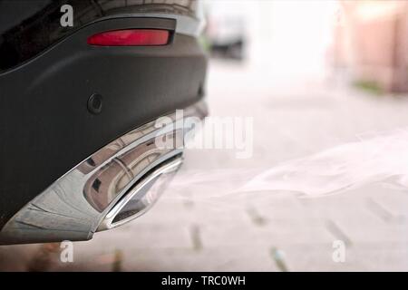 Nahaufnahme eines rauchigen Auspuffrohr ab einem Dieselfahrzeug. Stockfoto