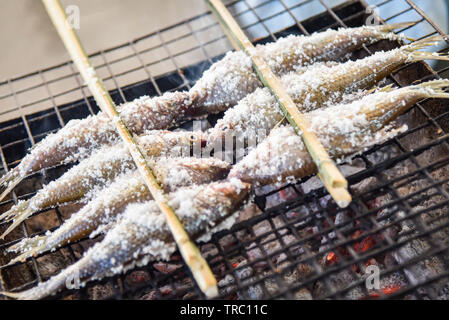 Gegrillter Fisch mit Salz auf Grill Asia style Essen Stockfoto