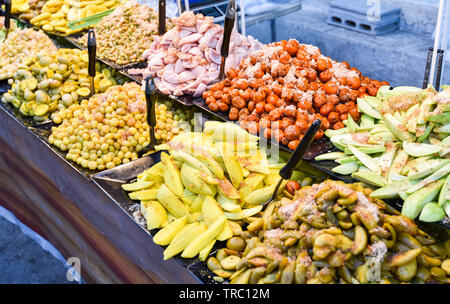 Asien Obst auf Tray mit star Stachelbeere, Mango bewahren, Garcinia schomburgkiana Pierre und jujube Obst für den Verkauf in Street Food thailand Stockfoto