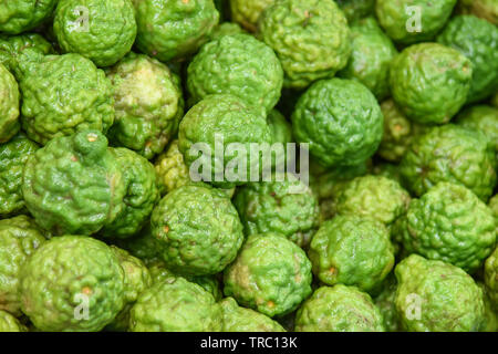 Bergamotte Obst - kaffernlimette auf Hintergrund für Lebensmittel und Kräuter Stockfoto