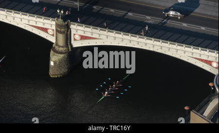 Melbourne Australien. Die ruderer auf dem Yarra River gehen unter den Fürsten Bridge in Melbourne. Stockfoto