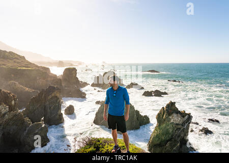 Big Sur, Kalifornien - Mann steht am Rand der Klippe mit Blick auf den Pazifischen Ozean entlang der berühmten Highway One Route in Kalifornien. Stockfoto