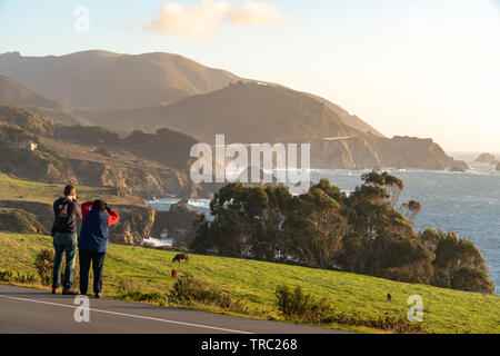 Paar nimmt Bild der Bixby Bridge auf der Seite einer Straße in Big Sur, Kalifornien. Stockfoto