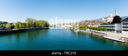 Solothurn, SO/Schweiz - vom 2. Juni 2019: Stadt Solothurn mit dem Fluss Aare anzeigen Panorama stadtbild der Altstadt Stockfoto