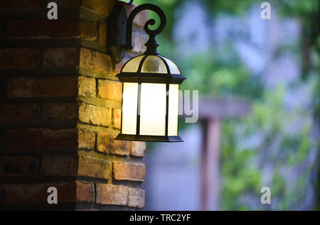 Vintage Laterne wand Ziegel dekorieren Home und Lampe Garten Hintergrund Stockfoto