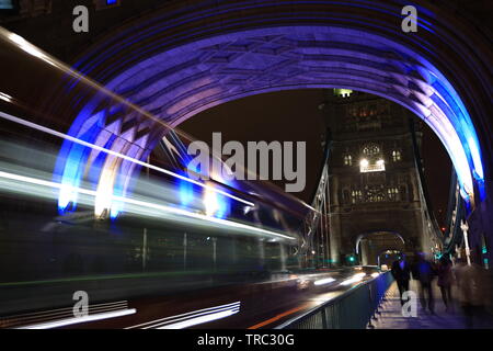 Tower Bridge durch die Straße. Stockfoto