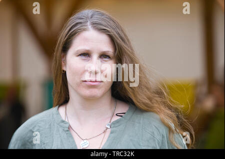 Caroline Criado-Perez OBE, gebürtige Brasilianerin, britische feministische Aktivistin und Journalistin, fotografiert beim Hay Festival Hay auf Wye Powys Wales UK Stockfoto