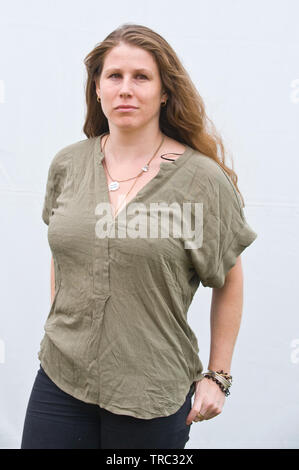 Caroline Criado-Perez OBE, gebürtige Brasilianerin, britische feministische Aktivistin und Journalistin, fotografiert beim Hay Festival Hay auf Wye Powys Wales UK Stockfoto