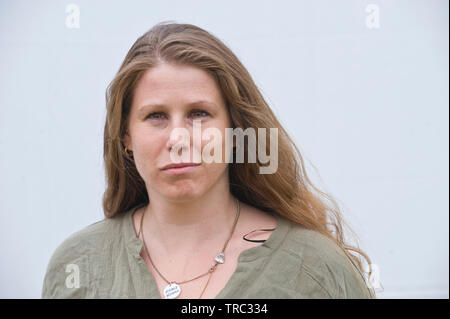 Caroline Criado-Perez OBE, gebürtige Brasilianerin, britische feministische Aktivistin und Journalistin, fotografiert beim Hay Festival Hay auf Wye Powys Wales UK Stockfoto