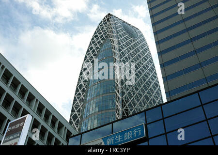 Tokio, Japan - 03/24/2019: Auf der Suche nach oben Mode Gakuen Coccoon Turm Stockfoto