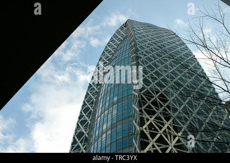 Tokio, Japan - 03/24/2019: Auf der Suche nach oben Mode Gakuen Coccoon Turm Stockfoto