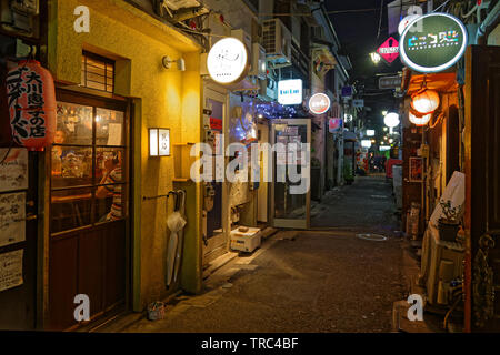 Tokio, Japan, 18. Mai 2019: Kleine Straßen von Shinjuku. Der Großraum Tokio Fläche ist als die bevölkerungsreichsten Metropolregion der Welt. Stockfoto