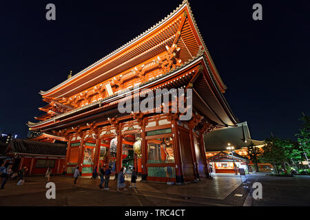 Tokio, Japan, 11. Mai 2019: Senso-ji Tempel in der Nacht. Der Großraum Tokio Bereich geordnet als die bevölkerungsreichsten Metropolregion der Welt. Stockfoto