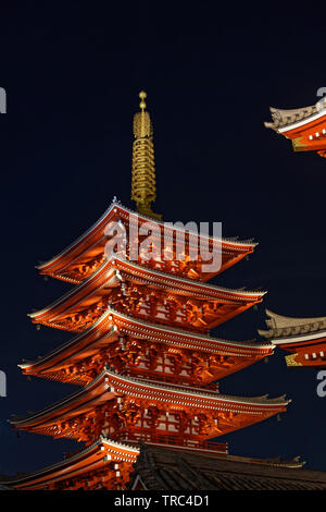 Tokio, Japan, 11. Mai 2019: Senso-ji Tempel in der Nacht. Der Großraum Tokio Bereich geordnet als die bevölkerungsreichsten Metropolregion der Welt. Stockfoto