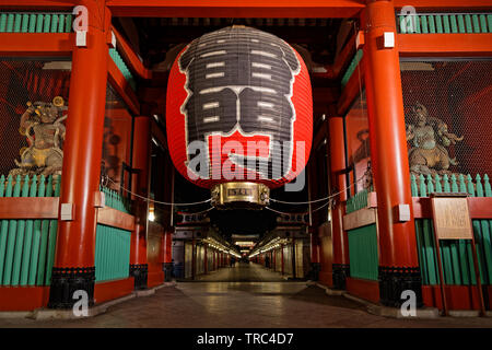 Tokio, Japan, 11. Mai 2019: Senso-ji Tempel in der Nacht. Der Großraum Tokio Bereich geordnet als die bevölkerungsreichsten Metropolregion der Welt. Stockfoto