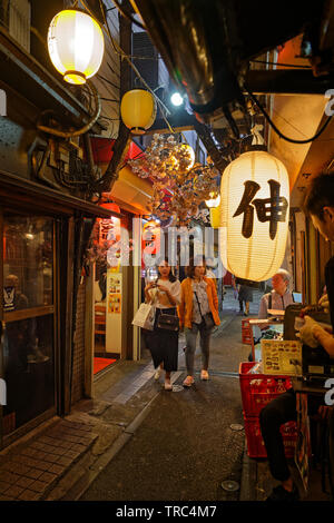 Tokio, Japan, 18. Mai 2019: Kleine Straßen von Shinjuku. Der Großraum Tokio Fläche ist als die bevölkerungsreichsten Metropolregion der Welt. Stockfoto